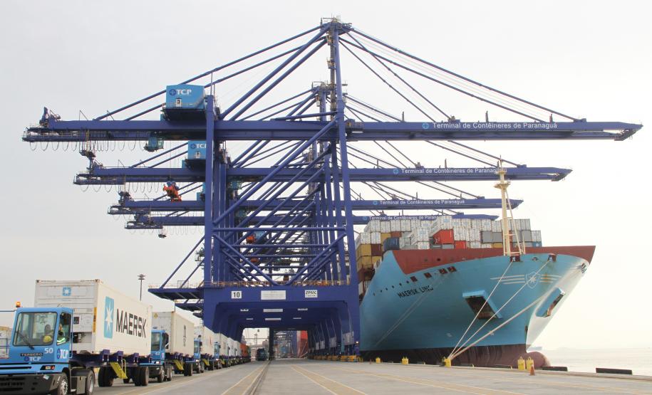 Inaugurado novo cais do Terminal de Contêineres de Paranaguá (TCP), que a partir de agora pode receber simultaneamente até três dos maiores navios de contêineres em operação. O investimento foi de R$ 370 milhões.