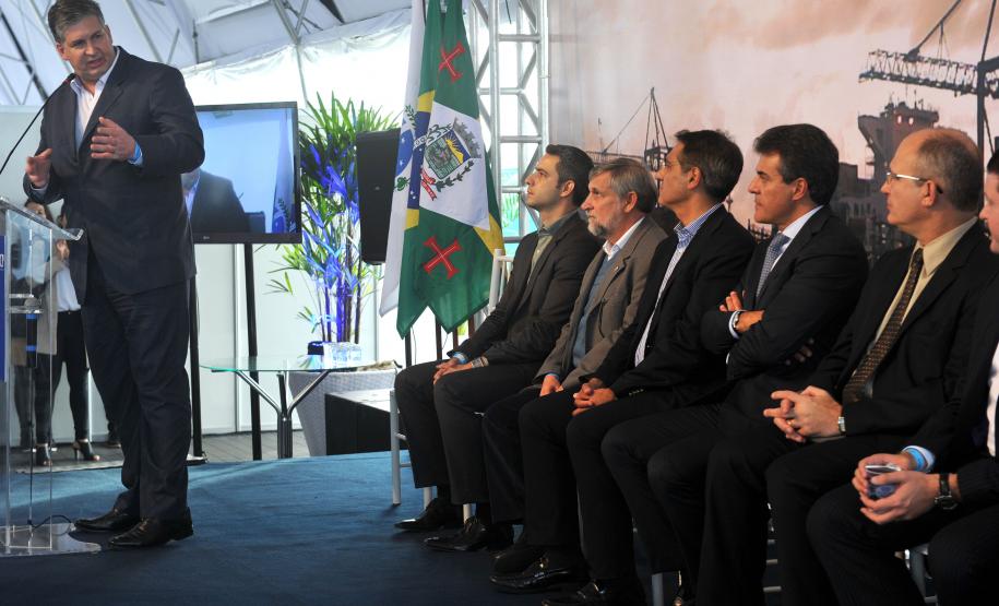 O superintendente da Appa, Luiz Henrique Dividino, afirmou que a intervenção federal prejudica os portos do Paraná, que há mais de 20 anos também não recebem investimentos da União. Ele explicou que a nova lei dos portos (12.815/13) retirou da Appa os processos de concessão de áreas para implantação de novos terminais portuários.