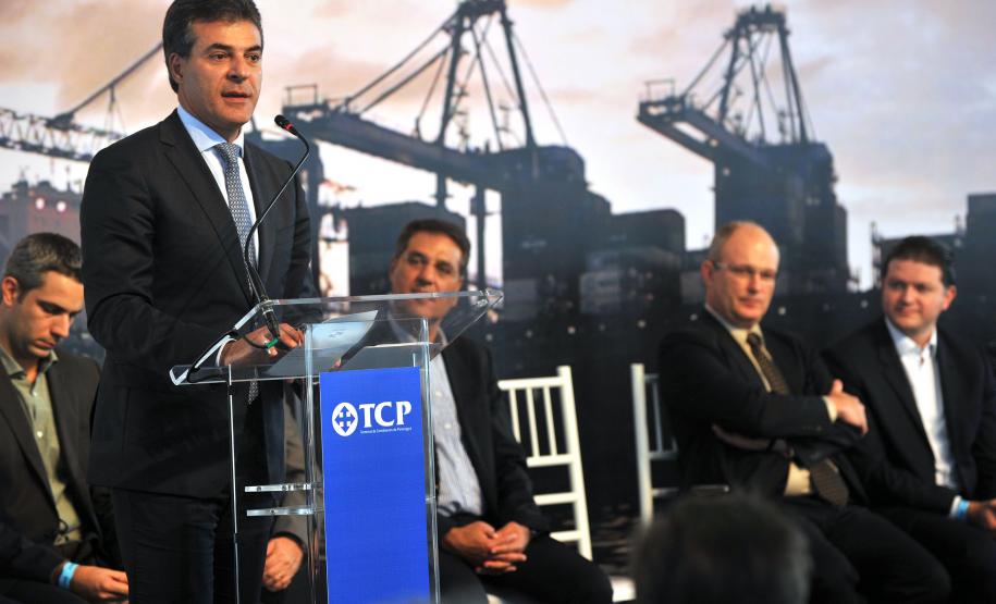 O governador Beto Richa participou nesta quarta-feira (25/06) da inauguração do novo cais do Terminal de Contêineres de Paranaguá (TCP), que a partir de agora pode receber simultaneamente até três dos maiores navios de contêineres em operação. O investimento foi de R$ 370 milhões.