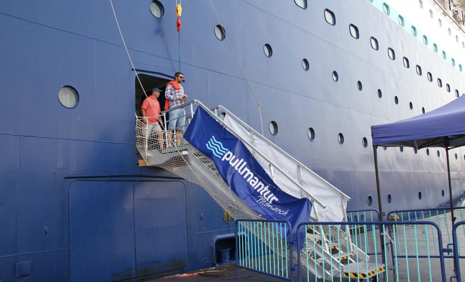 Chegando fora da temporada oficial, a embarcação permanece no Litoral paranaense por quase dois dias. Segundo a agência, esta parada não teria envolvimento com o próximo jogo do calendário da copa.