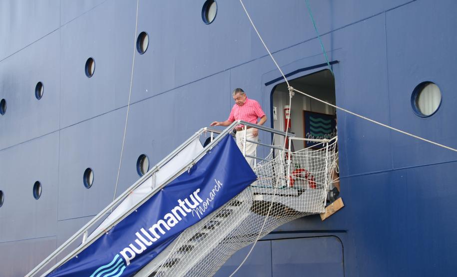 Chegando fora da temporada oficial, a embarcação permanece no Litoral paranaense por quase dois dias. Segundo a agência, esta parada não teria envolvimento com o próximo jogo do calendário da copa.