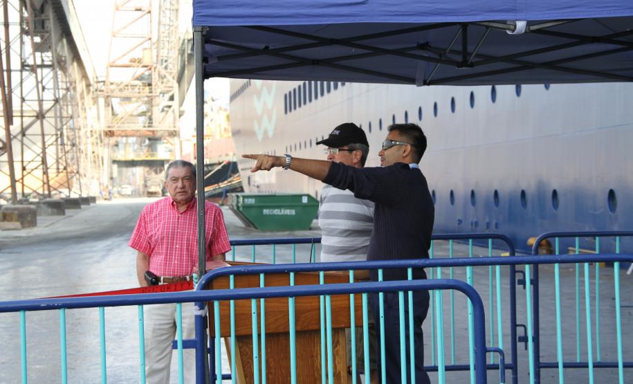 Chegando fora da temporada oficial, a embarcação permanece no Litoral paranaense por quase dois dias. Segundo a agência, esta parada não teria envolvimento com o próximo jogo do calendário da copa.