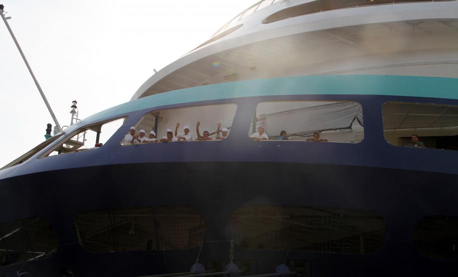 Chegando fora da temporada oficial, a embarcação permanece no Litoral paranaense por quase dois dias. Segundo a agência, esta parada não teria envolvimento com o próximo jogo do calendário da copa.