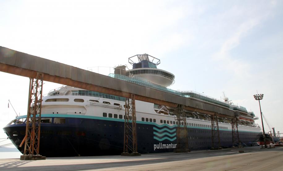 Chegando fora da temporada oficial, a embarcação permanece no Litoral paranaense por quase dois dias. Segundo a agência, esta parada não teria envolvimento com o próximo jogo do calendário da copa.