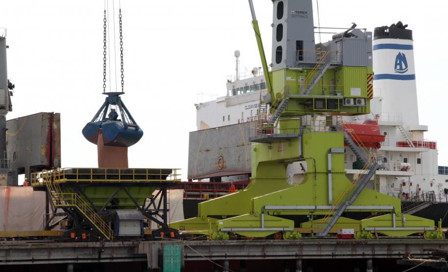 Trata-se de um guindaste sobre pórtico Portal Harbour Crane (PHC) – Terex-Gottwald, modelo GHSK 4316B