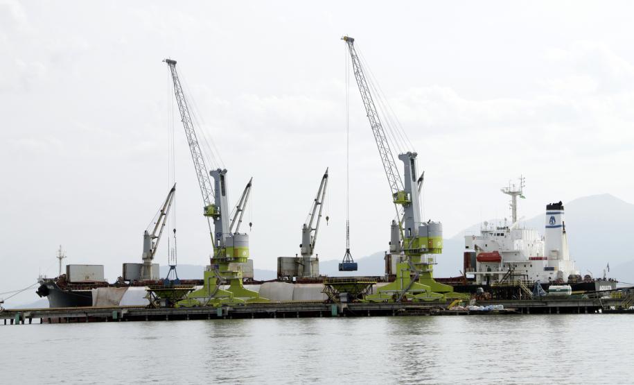 A Fospar, empresa que movimenta fertilizantes pelo berço 200 do Porto de Paranaguá, já opera o novo guindaste, ampliando a capacidade de descarga dos produtos importados. Um investimento de R$ 14 milhões de reais.