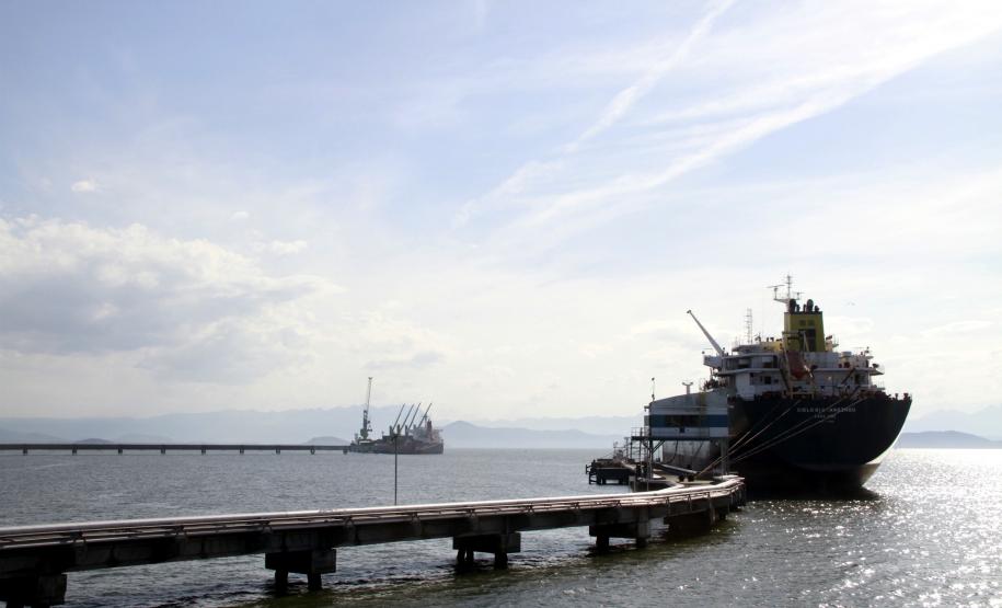 Porto de Antonina poderá receber navios com maior calado O berço interno utilizado pela Cattalini também teve a profundidade aumentada de sete para oito metros. Com isso, as embarcações que utilizam o berço poderão carregar até quatro mil toneladas a mais de produtos.