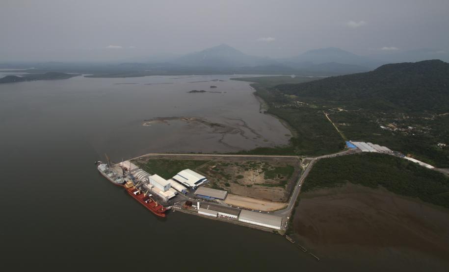 Porto de Antonina poderá receber navios com maior calado Uma nova ordem de serviço, publicada esta semana pela Administração dos Portos de Paranaguá e Antonina, divulga aumento na profundidade para as operações portuárias em Antonina. A partir de agora, os navios podem atracar com 7,80m de profundidade, 30 centímetros a mais do que era permitido.