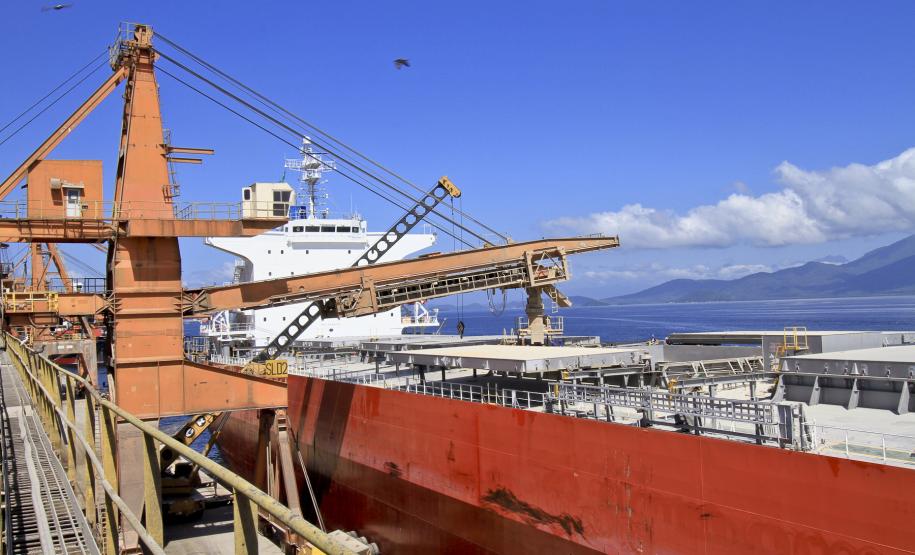 Mercado já paga prêmio positivo para soja a ser exportada por Paranaguá Desempenho no Corredor de Exportação têm ajudado a aquecer o mercado, garantindo melhores preços ao produto exportado pelos terminais paranaenses