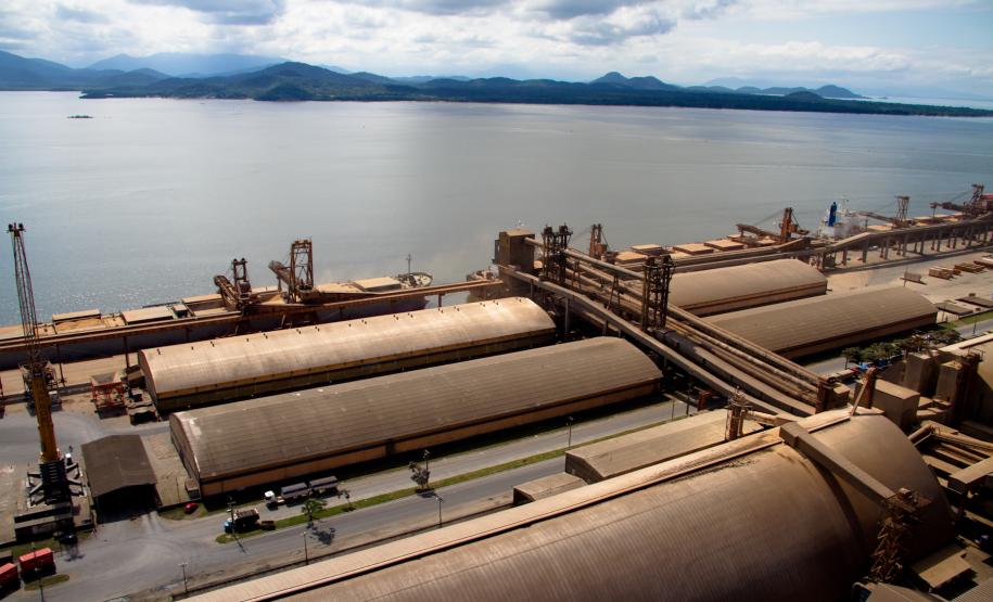 Mercado já paga prêmio positivo para soja a ser exportada por Paranaguá Desempenho no Corredor de Exportação têm ajudado a aquecer o mercado, garantindo melhores preços ao produto exportado pelos terminais paranaenses