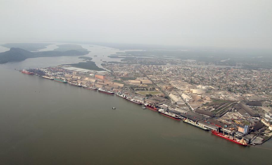 Dragagem dos Portos do PR permite queda na espera de navios e nas multas O porto não possui mais restrições de calado de navio, que impossibilitavam embarcações a operarem com carga plena.