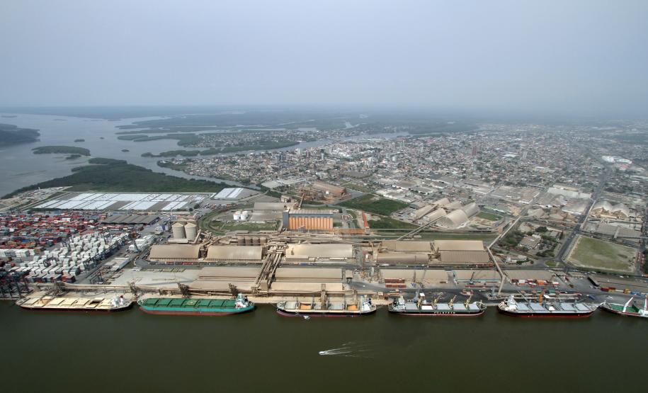 Dragagem dos Portos do PR permite queda na espera de navios e nas multas A realização da dragagem de manutenção contínua dos portos paranaenses permitiu a mudança de um cenário que se repetia ao longo dos anos.