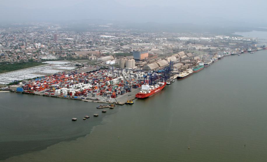 Dragagem dos Portos do PR permite queda na espera de navios e nas multas A realização da dragagem de manutenção contínua dos portos paranaenses permitiu a mudança de um cenário que se repetia ao longo dos anos.