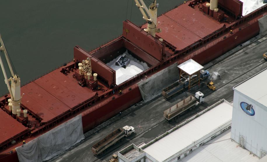 A movimentação no Porto de Antonina, aonde opera a empresa Terminais Portuários da Ponta do Félix, já passou de um milhão de toneladas. Esta marca foi batida esta semana. O volume significa um aumento de quase 30% em relação ao mesmo período do ano passado, com cerca de 780 mil toneladas movimentadas.