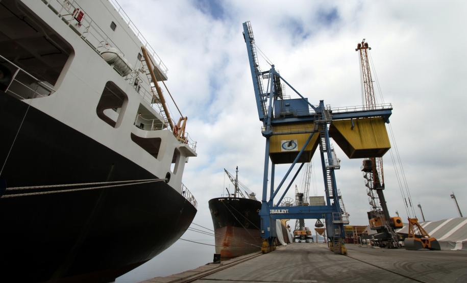 A movimentação no Porto de Antonina, aonde opera a empresa Terminais Portuários da Ponta do Félix, já passou de um milhão de toneladas. Esta marca foi batida esta semana. O volume significa um aumento de quase 30% em relação ao mesmo período do ano passado, com cerca de 780 mil toneladas movimentadas.