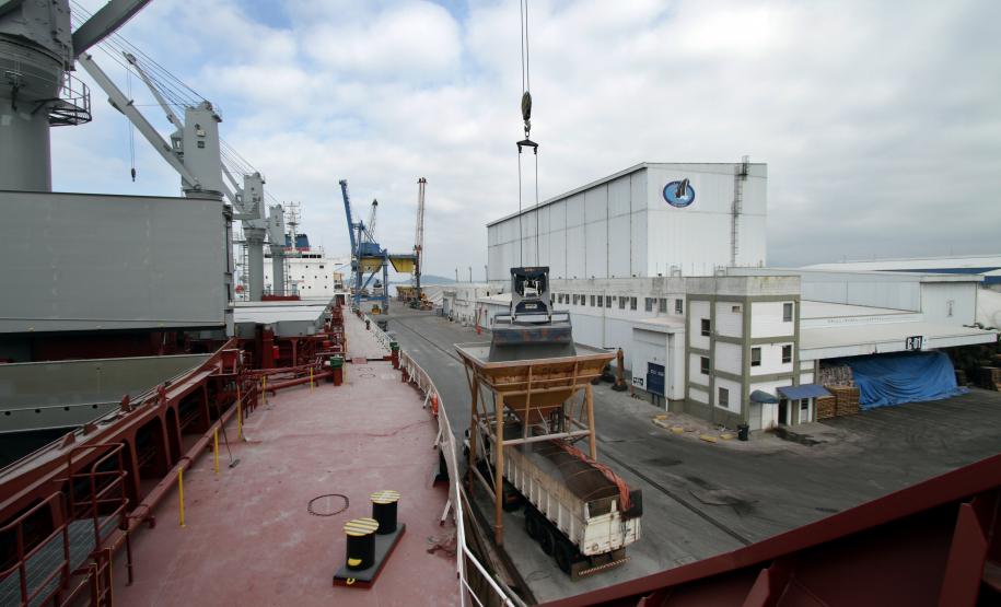 A movimentação no Porto de Antonina, aonde opera a empresa Terminais Portuários da Ponta do Félix, já passou de um milhão de toneladas. Esta marca foi batida esta semana. O volume significa um aumento de quase 30% em relação ao mesmo período do ano passado, com cerca de 780 mil toneladas movimentadas.