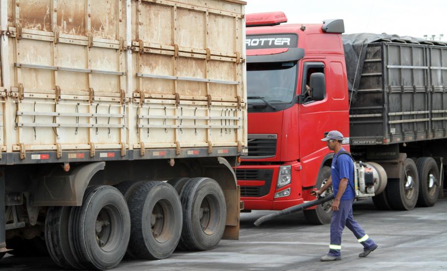 A Multitrans, uma das empresas que atua na recepção de fertilizantes, na retroárea do Porto de Paranaguá, está concluindo as obras de ampliação. Novos armazéns e novo pátio para os quase 300 caminhões da frota são algumas da melhorias que tendem a melhorar a produtividade e a capacidade estática para os produtos. Os últimos investimentos somam R$ 38 milhões.