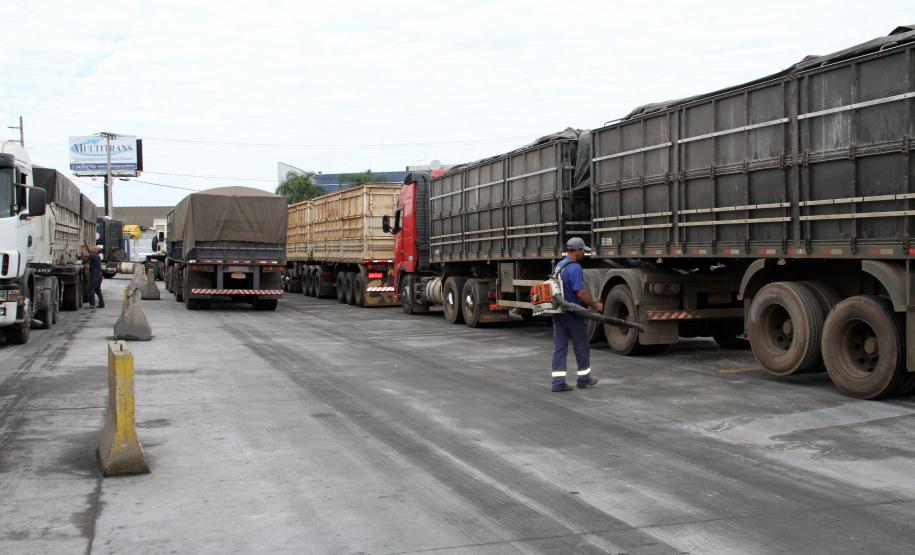 A Multitrans, uma das empresas que atua na recepção de fertilizantes, na retroárea do Porto de Paranaguá, está concluindo as obras de ampliação. Novos armazéns e novo pátio para os quase 300 caminhões da frota são algumas da melhorias que tendem a melhorar a produtividade e a capacidade estática para os produtos. Os últimos investimentos somam R$ 38 milhões.