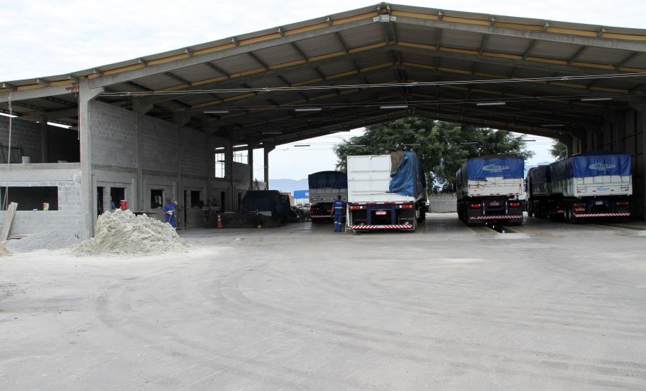 A Multitrans, uma das empresas que atua na recepção de fertilizantes, na retroárea do Porto de Paranaguá, está concluindo as obras de ampliação. Novos armazéns e novo pátio para os quase 300 caminhões da frota são algumas da melhorias que tendem a melhorar a produtividade e a capacidade estática para os produtos. Os últimos investimentos somam R$ 38 milhões.