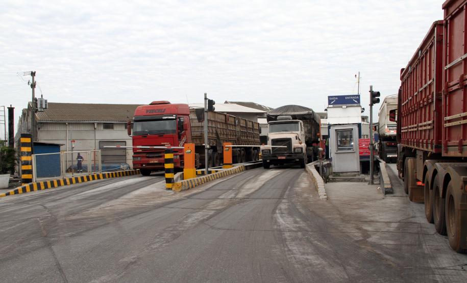A Multitrans, uma das empresas que atua na recepção de fertilizantes, na retroárea do Porto de Paranaguá, está concluindo as obras de ampliação. Novos armazéns e novo pátio para os quase 300 caminhões da frota são algumas da melhorias que tendem a melhorar a produtividade e a capacidade estática para os produtos. Os últimos investimentos somam R$ 38 milhões.