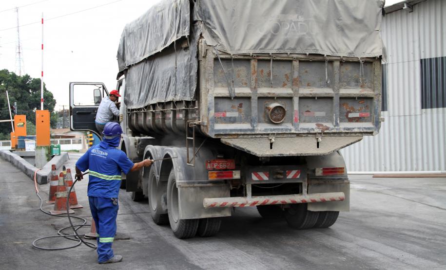 A Multitrans, uma das empresas que atua na recepção de fertilizantes, na retroárea do Porto de Paranaguá, está concluindo as obras de ampliação. Novos armazéns e novo pátio para os quase 300 caminhões da frota são algumas da melhorias que tendem a melhorar a produtividade e a capacidade estática para os produtos. Os últimos investimentos somam R$ 38 milhões.