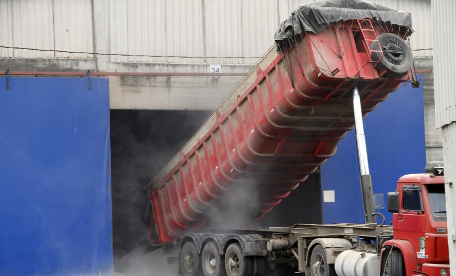 A Multitrans, uma das empresas que atua na recepção de fertilizantes, na retroárea do Porto de Paranaguá, está concluindo as obras de ampliação. Novos armazéns e novo pátio para os quase 300 caminhões da frota são algumas da melhorias que tendem a melhorar a produtividade e a capacidade estática para os produtos. Os últimos investimentos somam R$ 38 milhões.