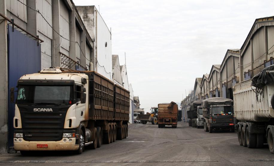 A Multitrans, uma das empresas que atua na recepção de fertilizantes, na retroárea do Porto de Paranaguá, está concluindo as obras de ampliação. Novos armazéns e novo pátio para os quase 300 caminhões da frota são algumas da melhorias que tendem a melhorar a produtividade e a capacidade estática para os produtos. Os últimos investimentos somam R$ 38 milhões.