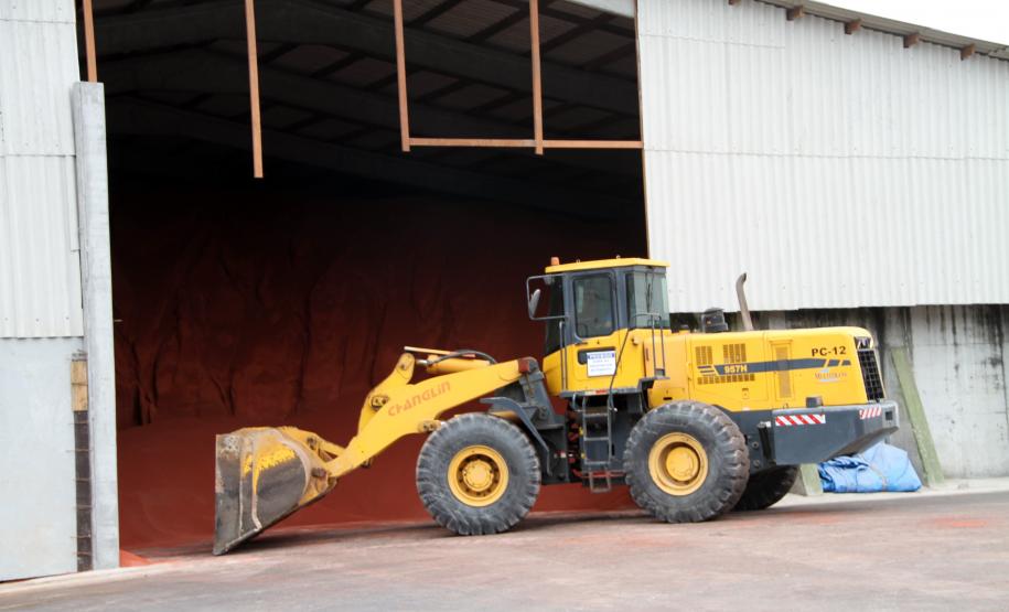 A Multitrans, uma das empresas que atua na recepção de fertilizantes, na retroárea do Porto de Paranaguá, está concluindo as obras de ampliação. Novos armazéns e novo pátio para os quase 300 caminhões da frota são algumas da melhorias que tendem a melhorar a produtividade e a capacidade estática para os produtos. Os últimos investimentos somam R$ 38 milhões.