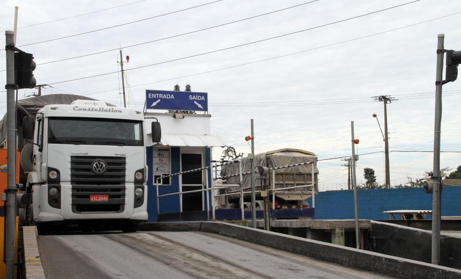 A Multitrans, uma das empresas que atua na recepção de fertilizantes, na retroárea do Porto de Paranaguá, está concluindo as obras de ampliação. Novos armazéns e novo pátio para os quase 300 caminhões da frota são algumas da melhorias que tendem a melhorar a produtividade e a capacidade estática para os produtos. Os últimos investimentos somam R$ 38 milhões.