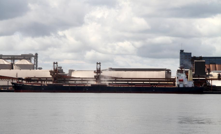 Portos do PR fecham semestre com alta de 7% na movimentação de cargas Os Portos de Paranaguá e Antonina fecharam o mês de junho com 23,4 milhões de toneladas movimentadas este ano. O volume é 7% superior ao registrado no mesmo período do ano passado.