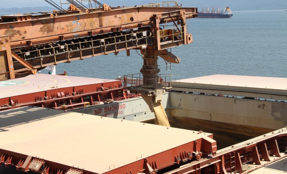 Portos do PR fecham semestre com alta de 7% na movimentação de cargas Os Portos de Paranaguá e Antonina fecharam o mês de junho com 23,4 milhões de toneladas movimentadas este ano. O volume é 7% superior ao registrado no mesmo período do ano passado.