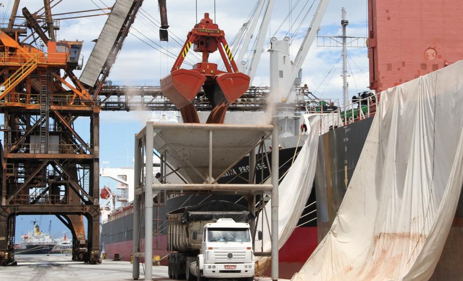 Portos do PR fecham semestre com alta de 7% na movimentação de cargas Os Portos de Paranaguá e Antonina fecharam o mês de junho com 23,4 milhões de toneladas movimentadas este ano. O volume é 7% superior ao registrado no mesmo período do ano passado.