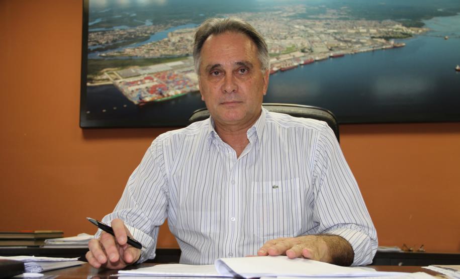 . A antiga diretoria técnica foi subdividida em duas e agora os portos paranaenses contam com um diretor de operações portuárias e um diretor de engenharia e manutenção. Paulinho Dalmaz, que já ocupava o cargo de diretor técnico da Appa desde 2011, passa a ser o novo diretor de engenharia e manutenção. O diretor de operações portuárias ainda não foi nomeado pelo Governo do Paraná.