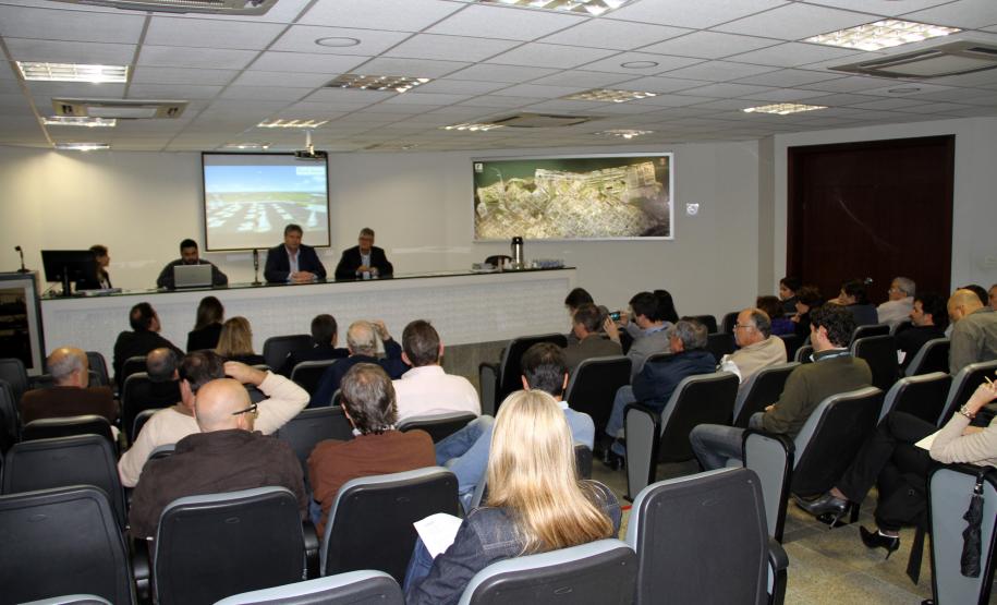 Além de conhecerem as projeções dos futuros complexo de turismo, área de convivência e lazer, e outros empreendimentos do Porto, os participantes receberam o edital de chamamento público e puderam tirar dúvidas sobre os trâmites que se seguem a essa audiência.