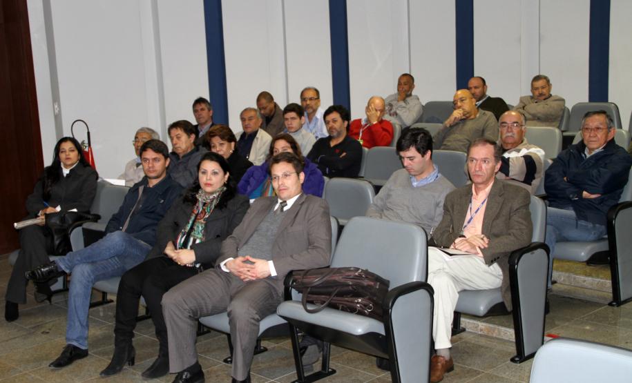 Participaram da audiência pública, conduzida pelo diretor-presidente Luiz Henrique Dividino, e pelo arquiteto responsável pelo trabalho, Ricardo Amaral, representantes da área de turismo e hotelaria, engenharia, operadores portuários, Prefeitura, órgãos ambientais e da população local.