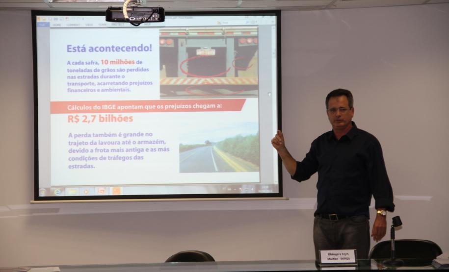 Ubirajara Feyh Martins apresentou uma solução para ser implantada nos caminhões que transportam os grãos até o Porto: um revestimento para a caçamba, que impede que os grãos caiam.