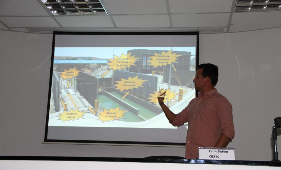 Os representantes do CIETEC apresentaram o conceito de gestão positiva de resíduos e inteligência ambiental. Rogério Gonçalves falou das 108 caçambas georreferenciadas que gerencia, junto à Appa – desde a área primária do porto de Paranaguá até o pátio de triagem e o Porto de Antonina. E apresentou as novas tecnologias que vêm sendo pensadas, para os portos paranaenses, para planejamento e monitoramento da rastreabilidade do transporte e da destinação de resíduos.