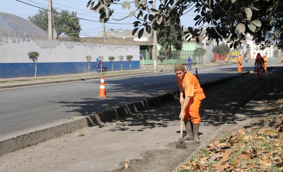 Hoje (7) e amanhã (8), a avenida Bento Rocha, em Paranaguá, passa por mais uma limpeza e remoção de resíduos, do trecho que vai da ponte do rio Emboguaçu até a Avenida Portuária. A ação, inserida no cronograma da Patrulha da Limpeza, é realizada em parceria pela Administração dos Portos de Paranaguá e Antonina (Appa), Prefeitura de Paranaguá e Departamento de Estradas de Rodagem (DER).
