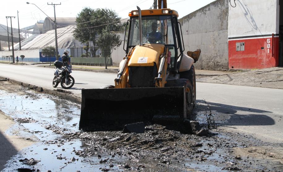 Hoje (7) e amanhã (8), a avenida Bento Rocha, em Paranaguá, passa por mais uma limpeza e remoção de resíduos, do trecho que vai da ponte do rio Emboguaçu até a Avenida Portuária. A ação, inserida no cronograma da Patrulha da Limpeza, é realizada em parceria pela Administração dos Portos de Paranaguá e Antonina (Appa), Prefeitura de Paranaguá e Departamento de Estradas de Rodagem (DER).