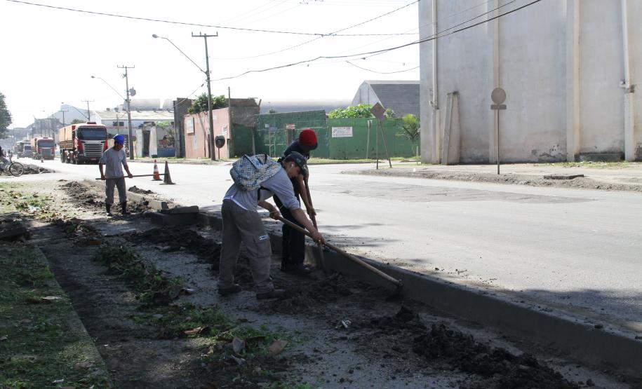 Hoje (7) e amanhã (8), a avenida Bento Rocha, em Paranaguá, passa por mais uma limpeza e remoção de resíduos, do trecho que vai da ponte do rio Emboguaçu até a Avenida Portuária. A ação, inserida no cronograma da Patrulha da Limpeza, é realizada em parceria pela Administração dos Portos de Paranaguá e Antonina (Appa), Prefeitura de Paranaguá e Departamento de Estradas de Rodagem (DER).