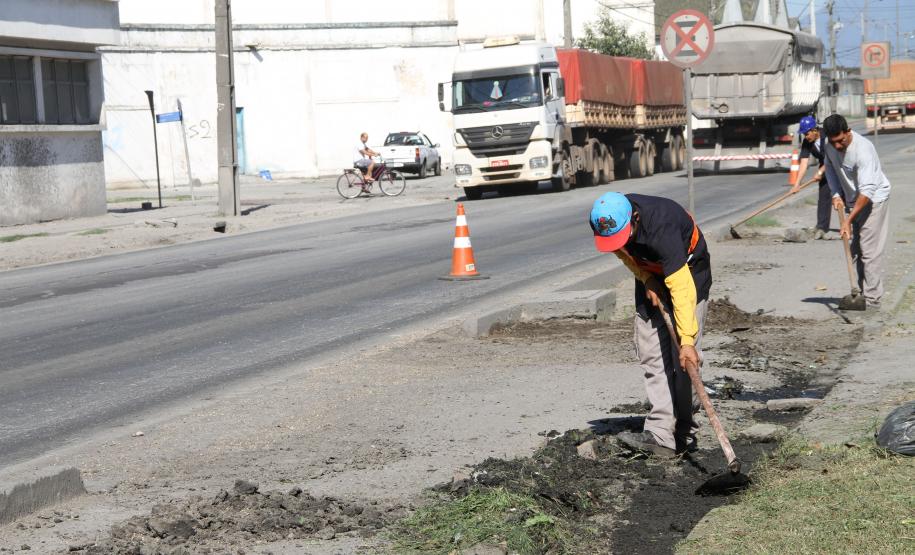 Hoje (7) e amanhã (8), a avenida Bento Rocha, em Paranaguá, passa por mais uma limpeza e remoção de resíduos, do trecho que vai da ponte do rio Emboguaçu até a Avenida Portuária. A ação, inserida no cronograma da Patrulha da Limpeza, é realizada em parceria pela Administração dos Portos de Paranaguá e Antonina (Appa), Prefeitura de Paranaguá e Departamento de Estradas de Rodagem (DER).