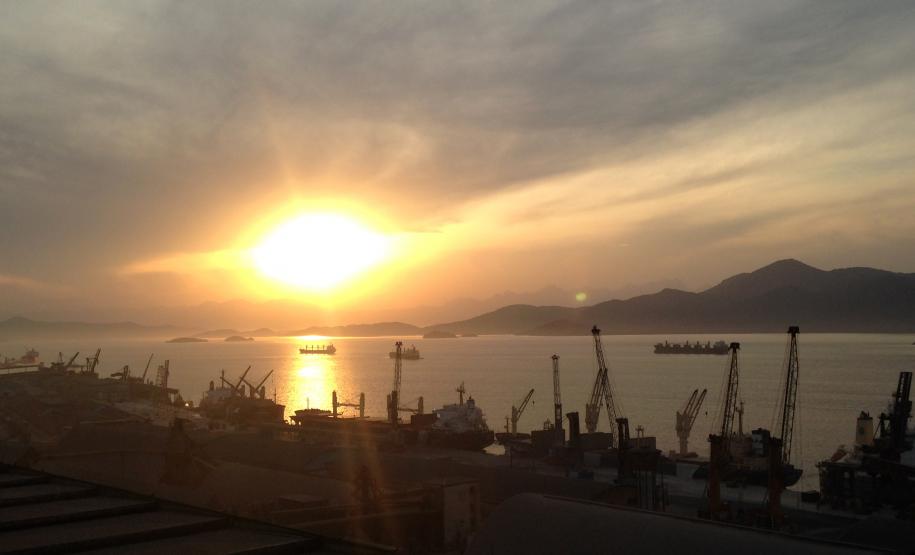 Este ano, de janeiro a julho, os Portos do Paraná já movimentaram quase 28 milhões de toneladas. De acordo com o fechamento, divulgado hoje (11), esse volume representa um aumento de 6% em relação ao mesmo período, no ano passado.