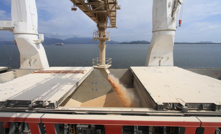 O Porto de Paranaguá bateu, no ultimo domingo (17), o recorde histórico de exportação de grãos pelo Corredor de Exportação. Foram embarcadas 112,9 mil toneladas de grãos no intervalo de 24 horas, mesmo com paralisação (por 2,5 horas) por conta das chuvas.