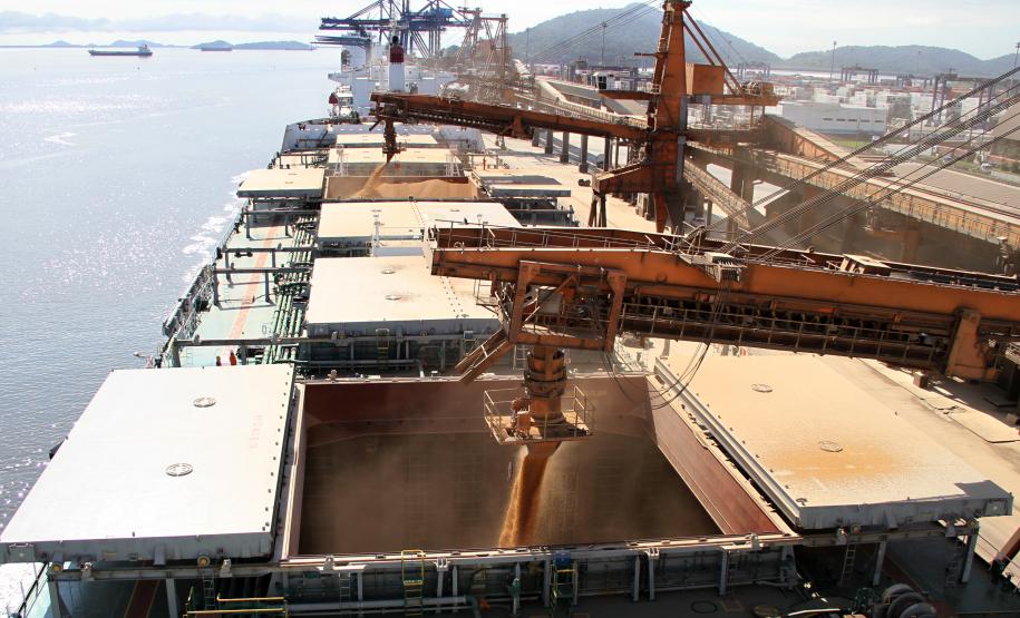 O Porto de Paranaguá bateu, no ultimo domingo (17), o recorde histórico de exportação de grãos pelo Corredor de Exportação. Foram embarcadas 112,9 mil toneladas de grãos no intervalo de 24 horas, mesmo com paralisação (por 2,5 horas) por conta das chuvas.