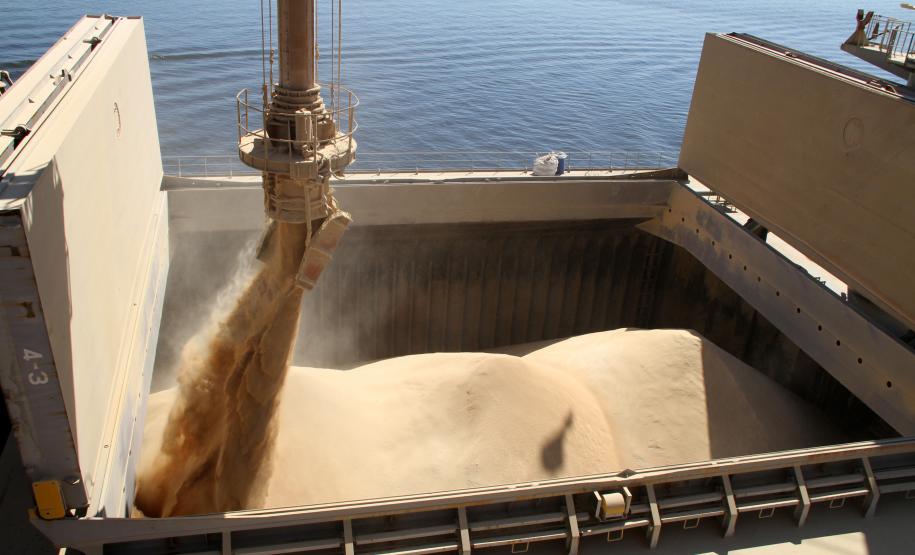 O Porto de Paranaguá bateu, no ultimo domingo (17), o recorde histórico de exportação de grãos pelo Corredor de Exportação. Foram embarcadas 112,9 mil toneladas de grãos no intervalo de 24 horas, mesmo com paralisação (por 2,5 horas) por conta das chuvas.