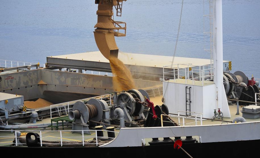 O Porto de Paranaguá bateu, no ultimo domingo (17), o recorde histórico de exportação de grãos pelo Corredor de Exportação. Foram embarcadas 112,9 mil toneladas de grãos no intervalo de 24 horas, mesmo com paralisação (por 2,5 horas) por conta das chuvas.