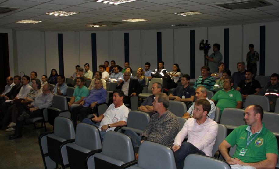 A Administração dos Portos do Paraná se prepara para organizar um exercício simulado de atendimento de emergência no caso de suspeita de infecção pelo vírus Ebola na área portuária. O treinamento prático será realizado junto com a Secretaria Municipal de Saúde, 1ª Regional de Saúde da Secretaria de Estado e Anvisa. A primeira reunião para definir a operacionalização deste simulado ficou agendada para amanhã (21), às 9h30, na Regional.