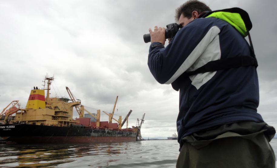 O biólogo, especializado em biologia marinha, e doutor em Engenharia Ambiental, Fernando A. S. Hardt está em campo na área dos Portos Organizados de Paranaguá e Antonina. Em um trabalho minucioso, ele observa e analisa a presença e o comportamento dos golfinhos e tartarugas. Hardt é consultor da Administração dos Portos de Paranaguá e Antonina (Appa), no Programa de Monitoramento da Biota Aquática, do Plano de Controle Ambiental.