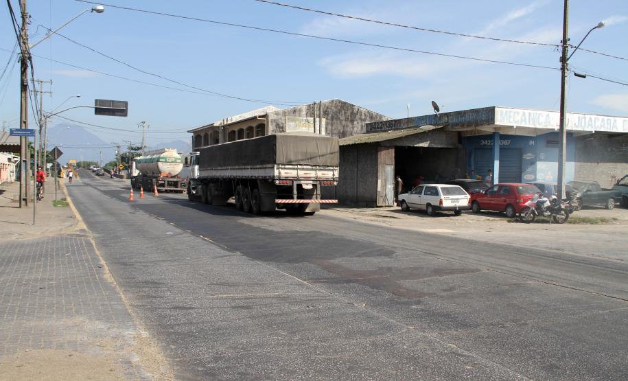 Principal via de escoamento da safra será recuperada em Paranaguá A Administração dos Portos de Paranaguá e Antonina (Appa) e o Departamento de Estradas e Rodagem (DER) assinaram convênio de colaboração para realização das obras de recuperação da Avenida Bento Rocha, em Paranaguá. A via é a principal ligação entre o pátio público de triagem e o Porto, sendo essencial para o fluxo das safras agrícolas.