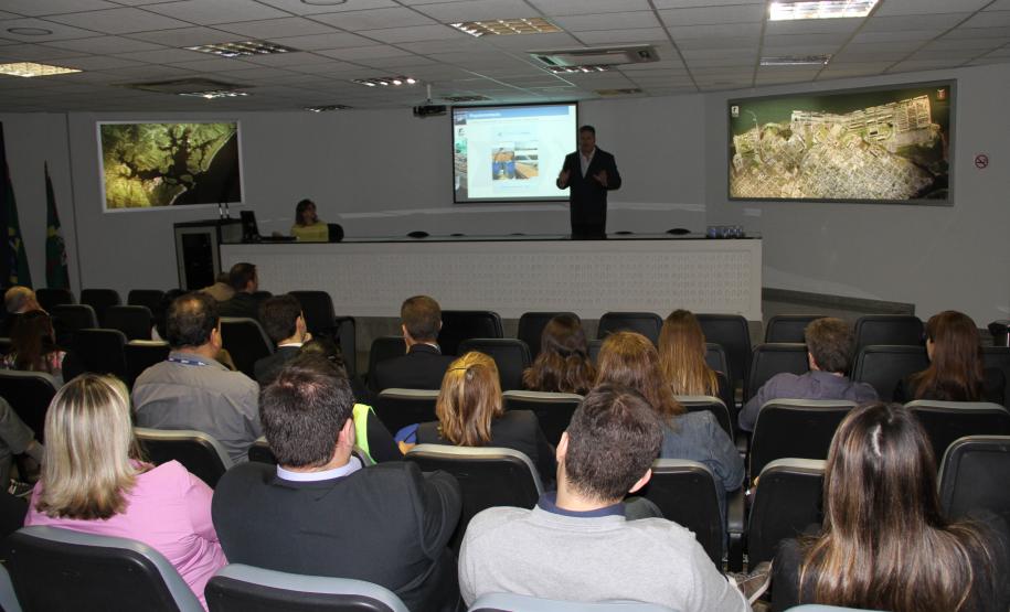 O diretor-presidente da Administração dos Portos de Paranaguá e Antonina (Appa), Luiz Henrique Dividino, e a diretora jurídica, Jacqueline Wendpap, recepcionaram, na última sexta-feira (3), magistrados e equipe técnica do Tribunal Regional do Trabalho da 9ª Região (TRT 9ª Região).  O grupo, de 25 representantes do Judiciário Paranaense, receberam informações e conheceram as dependências do Porto de Paranaguá.